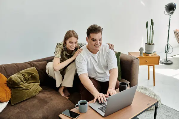 A fashionable queer person engages with their female friend in a relaxed home setting. — Stock Photo