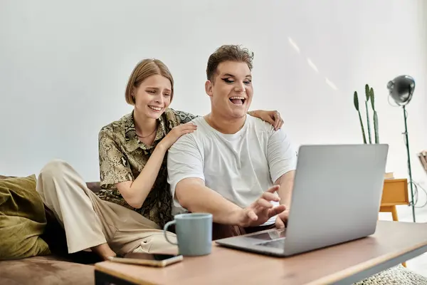 Zwei Freunde teilen freudige Momente, während sie zu Hause interagieren und dabei Wärme und Stil ausstrahlen. — Stockfoto