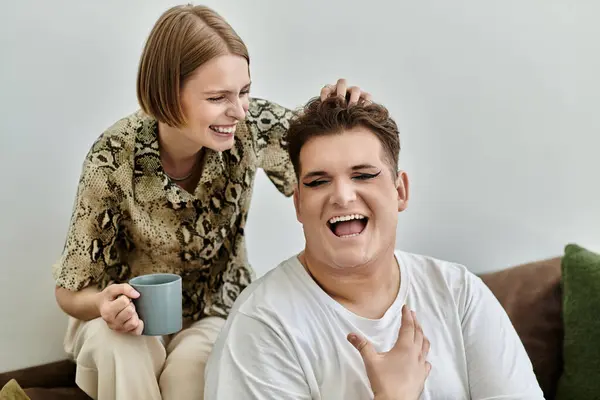 Joyful moments shared between friends in a relaxed home environment. — Stock Photo