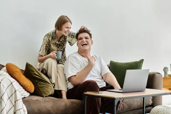 Zwei Freunde teilen Lachen und Wärme bei einem entspannten Abend zu Hause. — Stockfoto