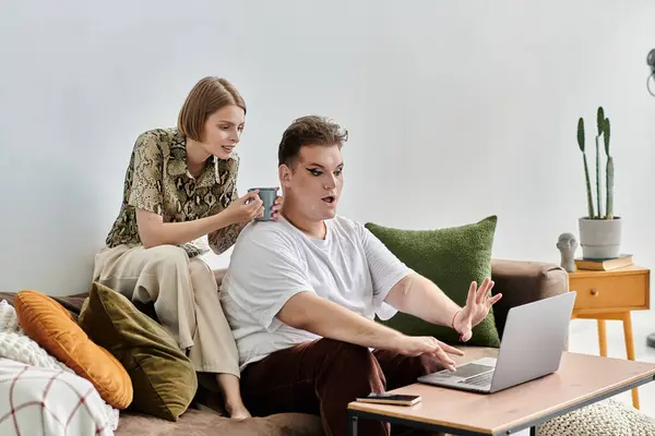 Friends enjoying a lively morning conversation while working on a laptop. — Stock Photo