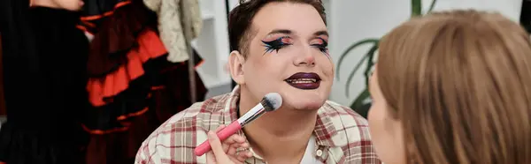 Ein pulsierender Moment des Make-up-Auftrages unter Freunden im Haus. — Stockfoto
