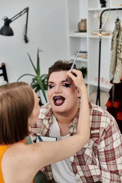 A vibrant makeup session unfolds in a cozy space between friends. — Stock Photo