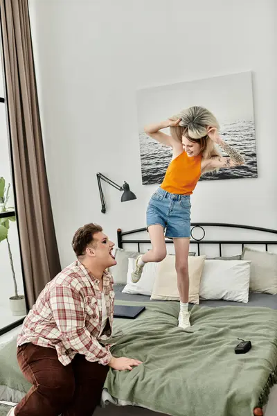 Freunde teilen Lachen und Freude mit verspielten Possen auf einem gemütlichen Bett. — Stockfoto