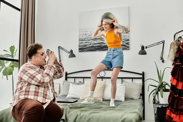 Una persona con estilo captura momentos alegres de un amigo posando. - foto de stock
