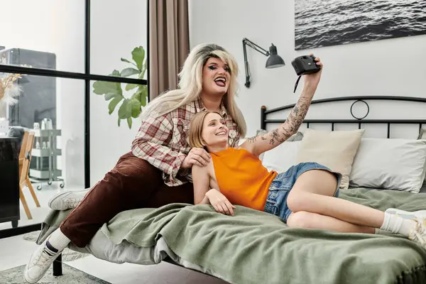 Two friends share laughter and capture a joyful moment in a cozy living space. — Stock Photo