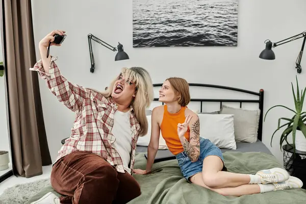 A joyful moment captured between two friends sharing laughter and creativity. — Stock Photo