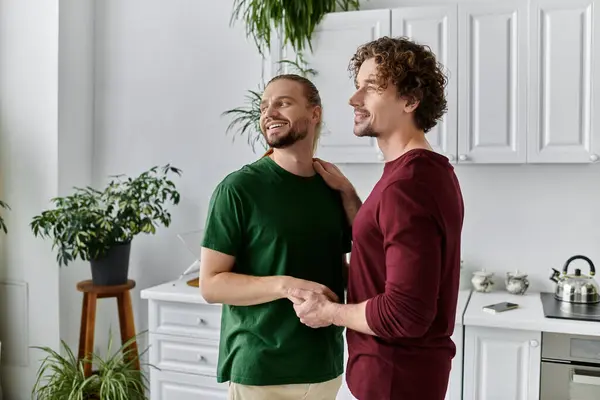 Um casal amoroso compartilha um momento alegre juntos em sua cozinha elegante. — Fotografia de Stock