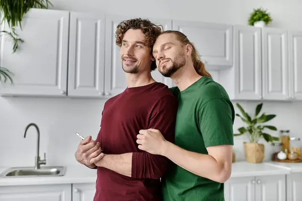 Una pareja comparte un tierno abrazo, disfrutando de su espacio compartido lleno de calidez. - foto de stock