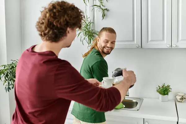 Um casal amoroso compartilha alegria enquanto prepara o café da manhã juntos em casa. — Fotografia de Stock