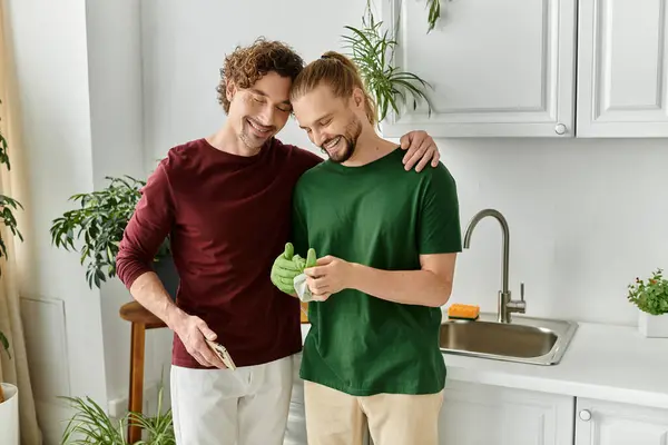 Um casal amoroso compartilha um momento quente enquanto cozinha em sua cozinha brilhante. — Fotografia de Stock