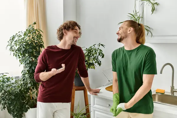 Два партнери діляться сміхом, готуючи сніданок разом вдома. — Stock Photo