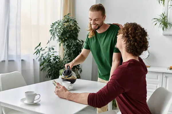 Una bella coppia condivide un momento di colazione calda, piena di risate e amore. — Foto stock