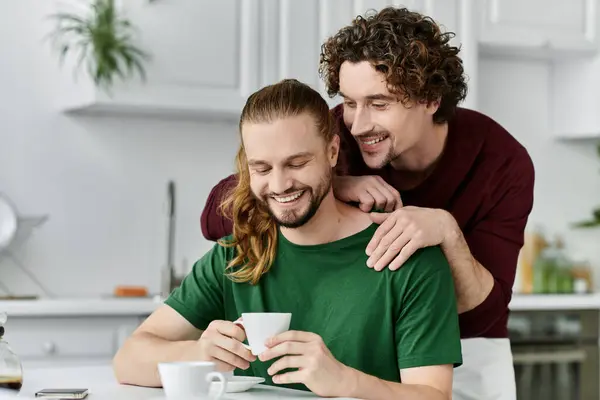 Ein Paar teilt Wärme und Lachen beim gemeinsamen Morgenkaffee. — Stockfoto