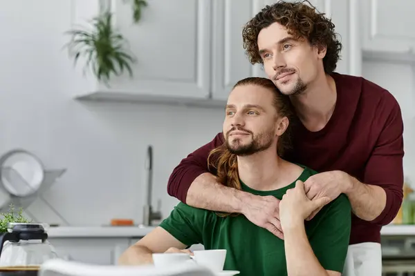 Um casal abraça calorosamente enquanto desfrutam de uma manhã pacífica juntos. — Fotografia de Stock