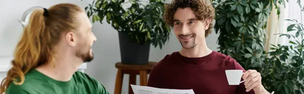 Zwei Partner teilen Lachen und Kaffee, während sie sich gegenseitig genießen. — Stockfoto