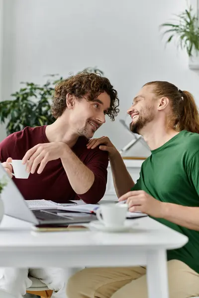 Un couple amoureux partage le rire et la chaleur à la maison autour d'un café. — Photo de stock