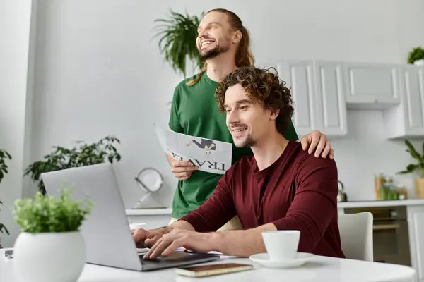 Un couple profite d'une matinée détendue, partageant rires et amour tout en travaillant sur un ordinateur portable. — Stock Photo