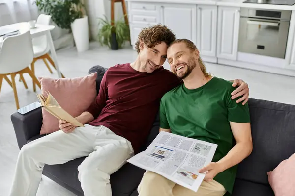 A loving couple shares laughter while enjoying their cozy home. — Stock Photo