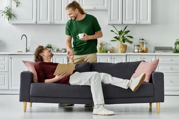 Un couple aimant partage un moment tendre dans leur cuisine élégante. — Photo de stock