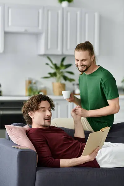 A joyful couple shares laughter and connection while relaxing together. — Stock Photo