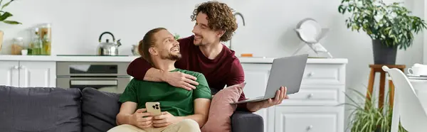 A joyful couple shares a cozy moment while relaxing on their couch. — Stock Photo