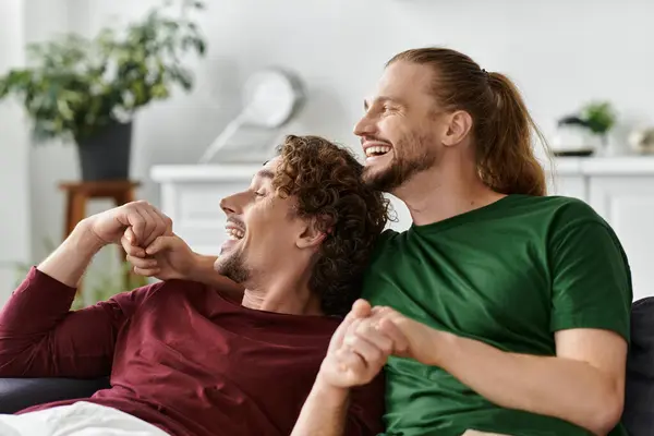 Ein glückliches Paar lacht, während es einander genießt. — Stockfoto