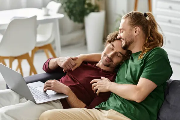 Un couple aimant profite d'un moment confortable ensemble tout en utilisant un ordinateur portable. — Photo de stock