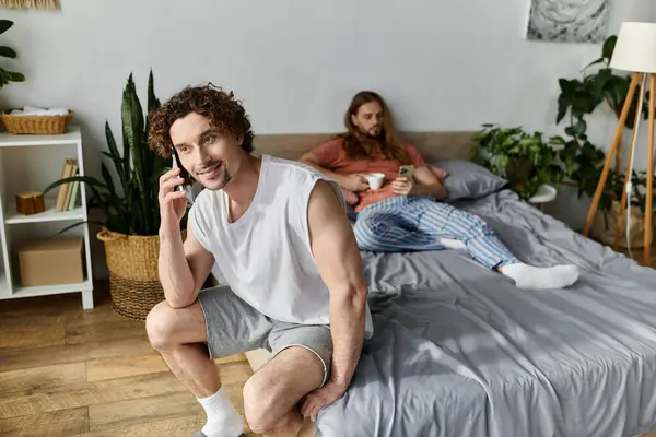 Un couple aimant qui s'amuse dans leur chambre sereine. — Photo de stock