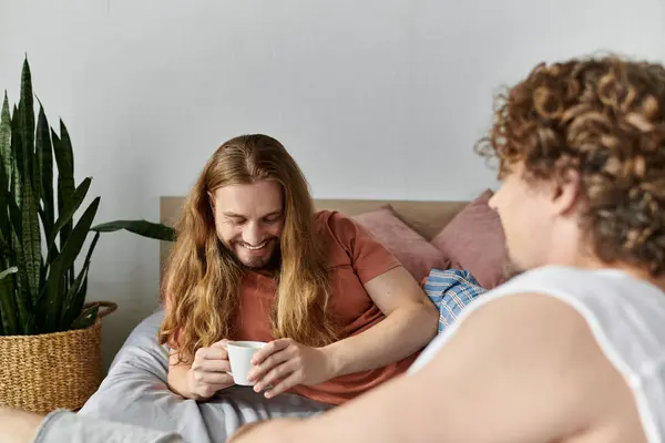 Una coppia amorevole condivide un momento accogliente davanti al caffè nella loro camera da letto. — Foto stock