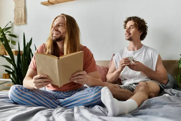 Dois parceiros desfrutam de momentos acolhedores juntos, lendo e tomando café. — Fotografia de Stock