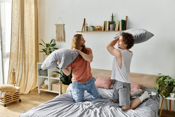 Joyful couple enjoys a fun moment together in their inviting home space. — Stock Photo