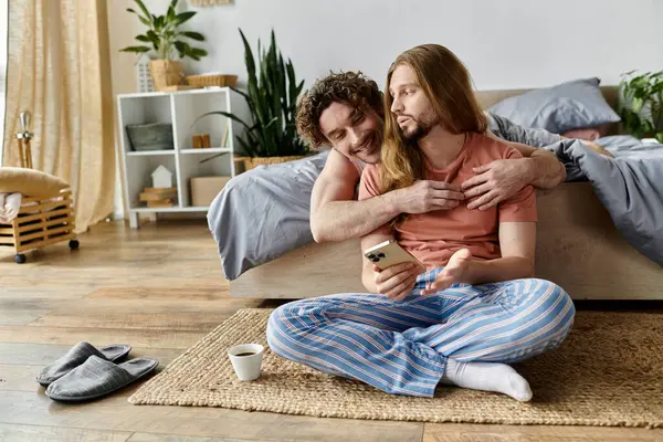 A warmhearted couple shares affectionate moments while relaxing in their cozy home. — Stock Photo