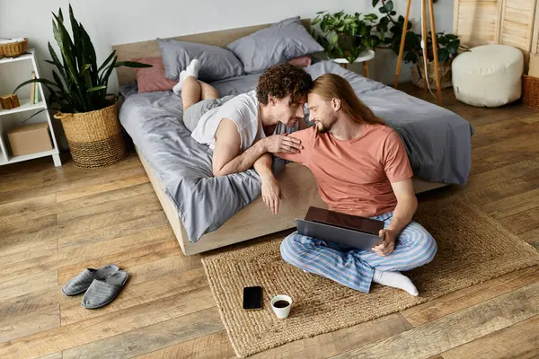 Пара разделяет нежный момент в своей уютной спальне. — Stock Photo