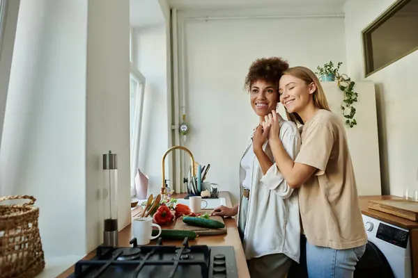 Ein Liebespaar genießt die Gesellschaft des anderen bei der Zubereitung einer Mahlzeit. — Stockfoto