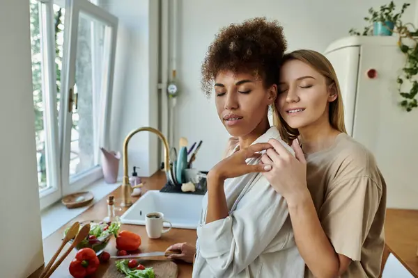 Una coppia gioiosa prepara intimamente un pasto nella loro invitante cucina. — Foto stock