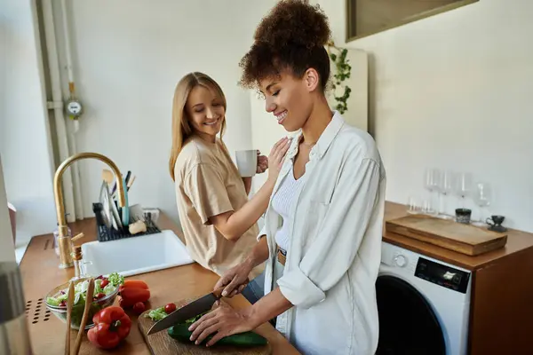 A loving couple prepares a meal, sharing smiles and warmth in their cozy kitchen. — Stock Photo