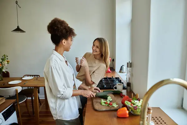 Um casal alegre compartilha sorrisos enquanto prepara uma refeição em sua cozinha. — Fotografia de Stock