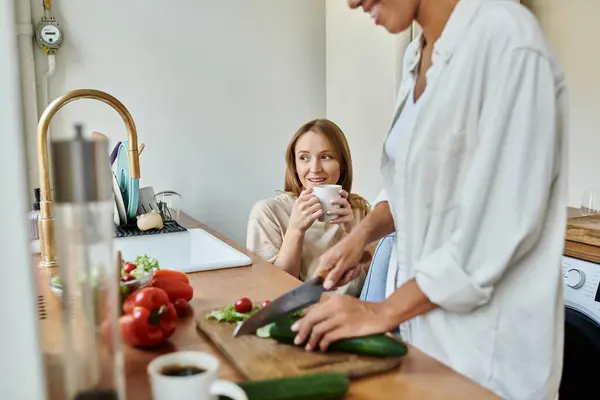 Momenti luminosi come una coppia prepara un pasto e condivide risate in una cucina calda. — Foto stock