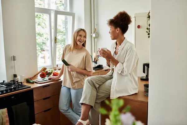 Casal gosta de companhia um do outro enquanto prepara uma refeição em sua cozinha. — Fotografia de Stock