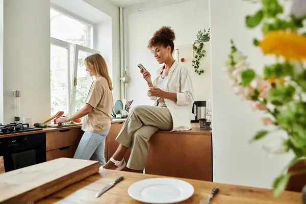 Two partners enjoy cooking and sharing moments in their cozy kitchen. — Stock Photo