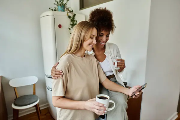 Dois parceiros compartilham sorrisos e café enquanto se envolvem um com o outro. — Fotografia de Stock