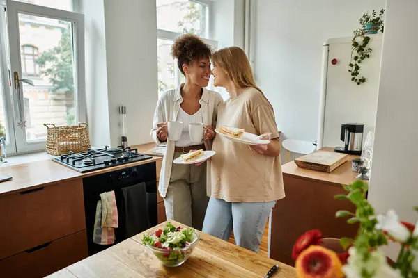 A loving couple shares a joyful moment over breakfast in a welcoming kitchen. — Stock Photo