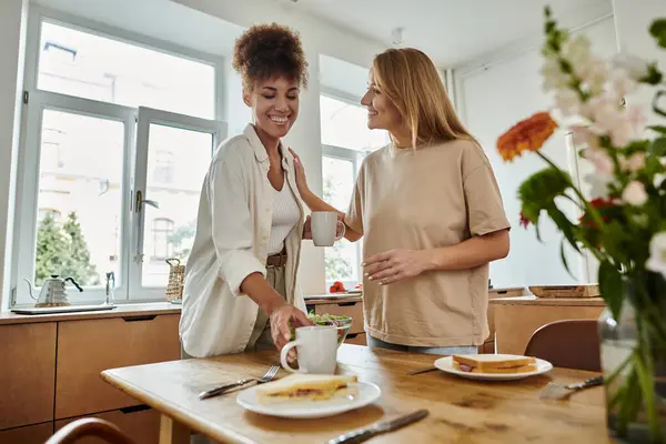 Two partners share a joyful morning, savoring breakfast and warm conversation. — Stock Photo