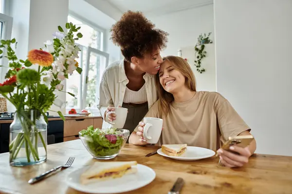 Una coppia amorevole condivide un momento delizioso a pranzo, sorridendo e assaporando il loro tempo. — Foto stock