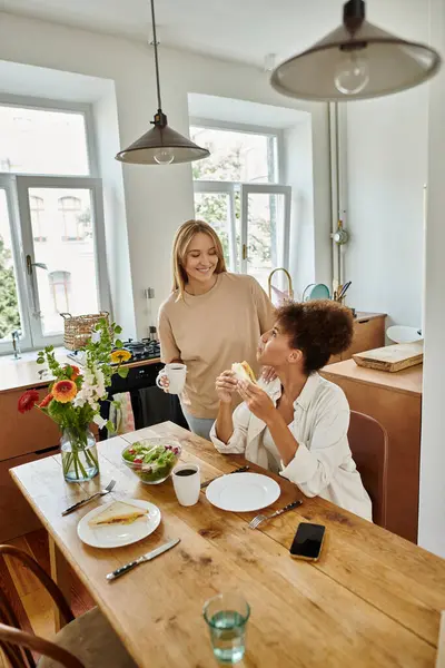 Zwei Partner genießen ein schönes morgendliches Mahl voller Lachen. — Stockfoto