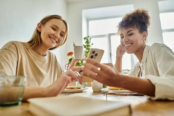 Couple enjoys quality time while sharing smiles and laughter over dessert. — Stock Photo