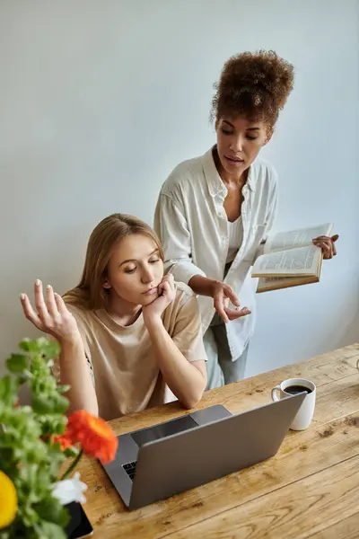 Радостная пара вступает в теплый разговор, наслаждаясь своим временем. — стоковое фото