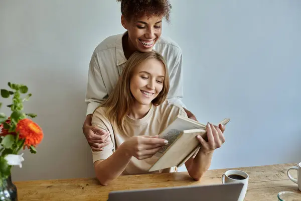 A loving couple enjoys reading together in a warm, inviting setting. — Stock Photo