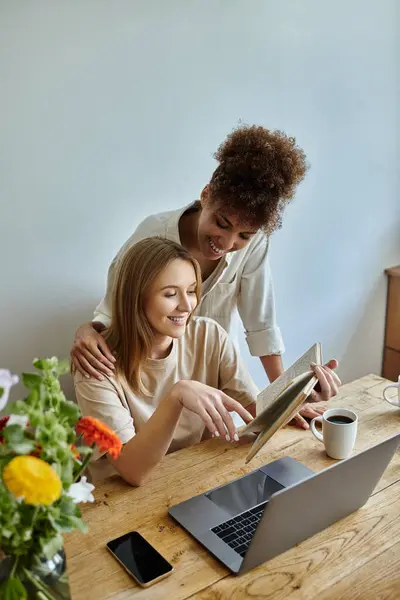 A loving couple shares laughter and creativity while exploring ideas together. — Stock Photo